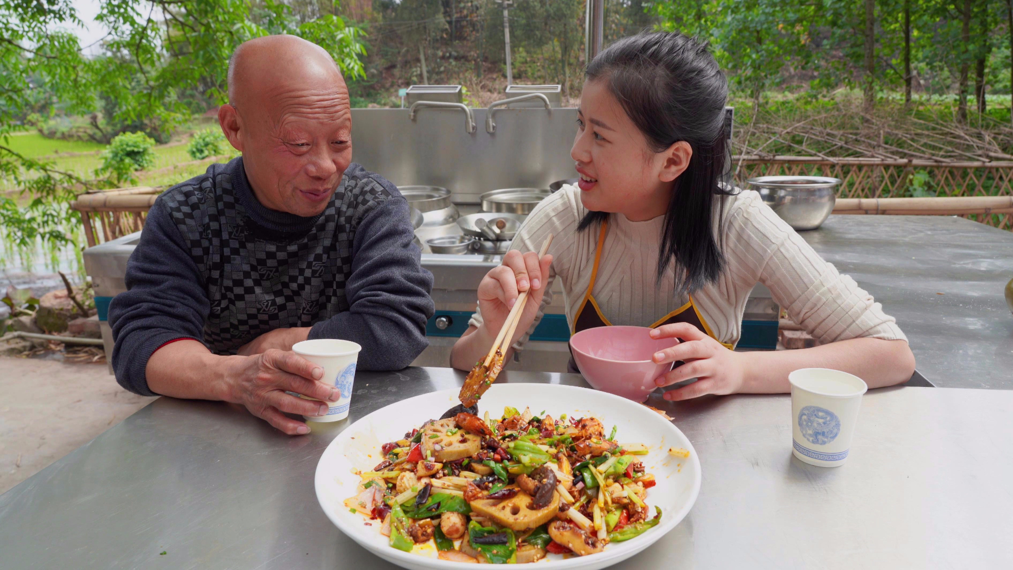 漆二娃vlog:相当霸道的麻辣香锅完成,多亏了师父的干辣椒